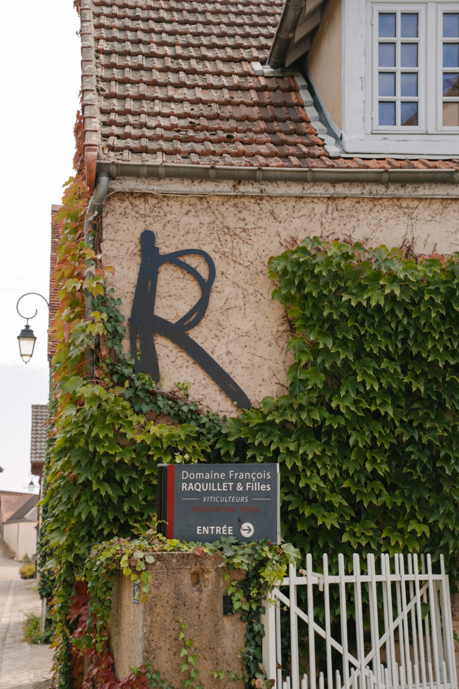 Entrée du Domaine François Raquillet & Filles, 19 rue de Jamproyes à Mercurey